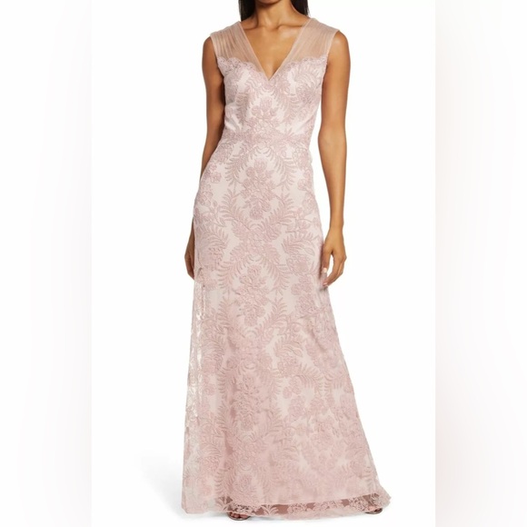 TADASHI SHOJI - EMBROIDERED TULLE V-NECK LACE EVENING PETAL GOWN